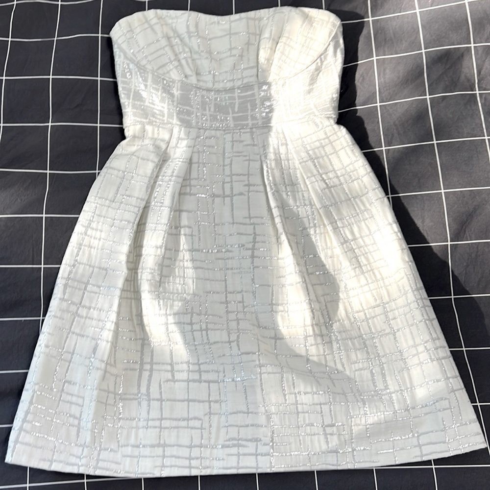 BCBG MAX AZARIA white/silver cocktail dress